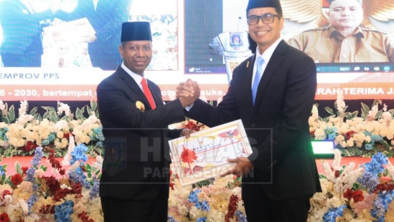 Penjabat Gubernur Papua Selatan, Rudy Sufahriadi, menyerahkan tongkat estafet kepemimpinan kepada Apolo Safanpo dan Paskalis Imadawa yang baru dilantik sebagai Gubernur dan Wakil Gubernur Papua Selatan periode 2025-2030.