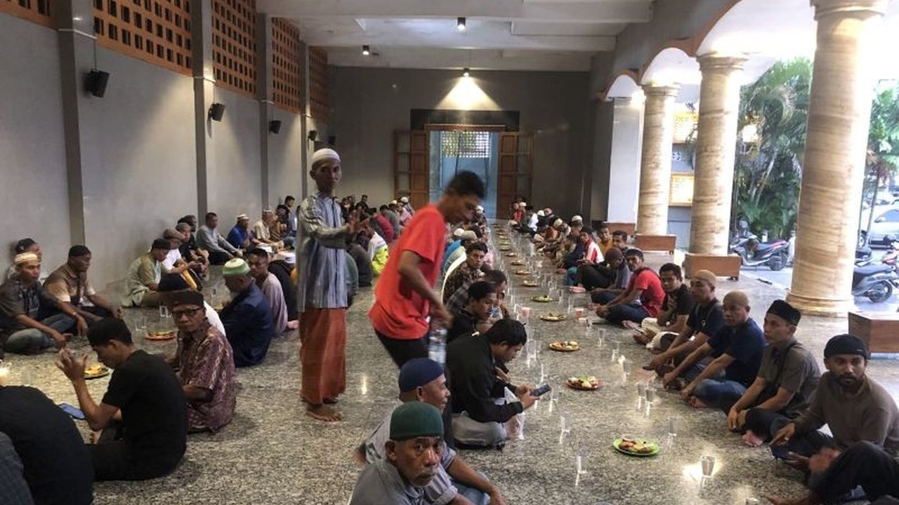 Masjid Raya Al Fatah di Ambon, Maluku, kembali mengadakan program takjil gratis bagi para jamaah berpuasa selama Ramadhan 1446 H/2025 M, sebagai bentuk kepedulian sosial dan mempererat ukhuwah Islamiyah.