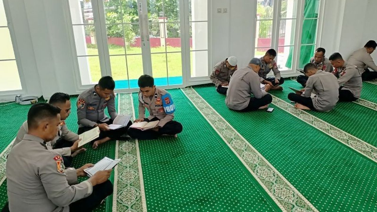 Polda Maluku menggelar tadarus Al-Quran selama Ramadhan untuk meningkatkan keimanan dan kinerja personel dalam melayani masyarakat, serta mempererat kebersamaan antar personel.