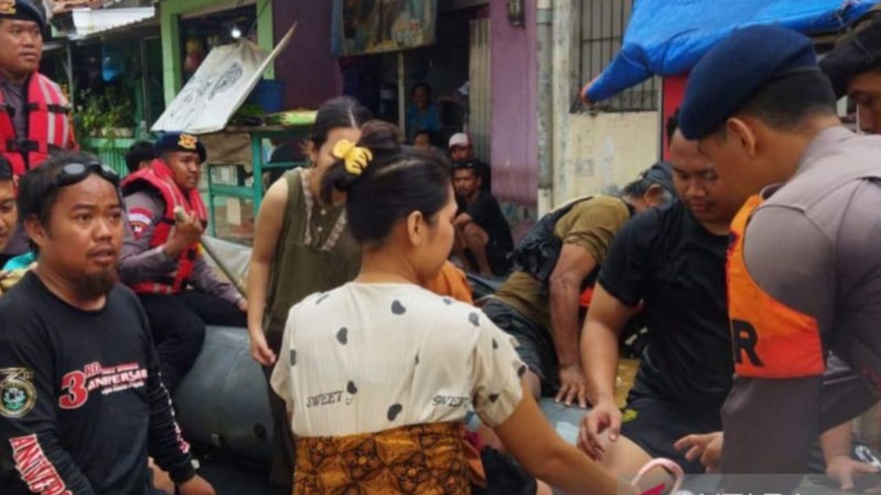 Tim SAR Brimob Polda Metro Jaya berhasil mengevakuasi 130 korban banjir, termasuk balita dan lansia, di Cililitan, Jakarta Timur, yang terendam banjir hingga empat meter.