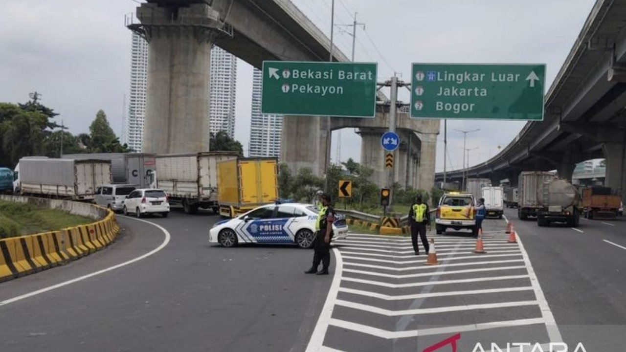 Guna mengantisipasi dampak banjir akibat luapan Kali Bekasi, PT Jasamarga Transjawa Tol melakukan pengalihan arus lalu lintas di GT Bekasi Barat, Selasa (4/3).