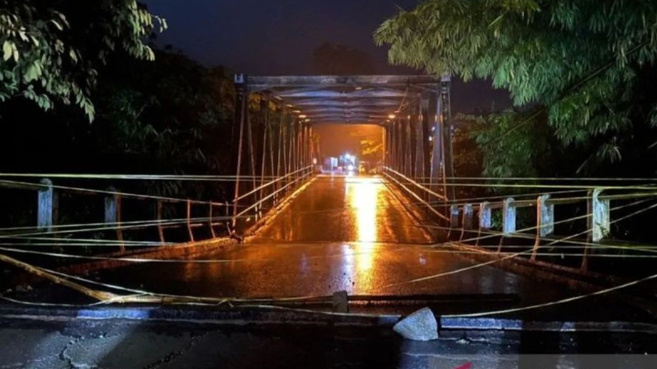 Putusnya Jembatan Cicangor di Karawang akibat banjir Sungai Cibeet mendorong Pemprov Jabar membangun jembatan bailey sebagai solusi sementara, sambil menunggu pembangunan permanen.