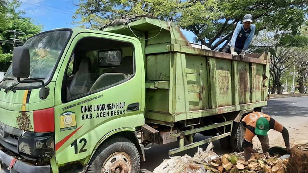 Dinas Lingkungan Hidup (DLH) Aceh Besar menyiapkan 57 armada untuk mengangkut sampah selama Ramadhan guna menjaga kebersihan dan kenyamanan masyarakat di tengah peningkatan volume sampah.