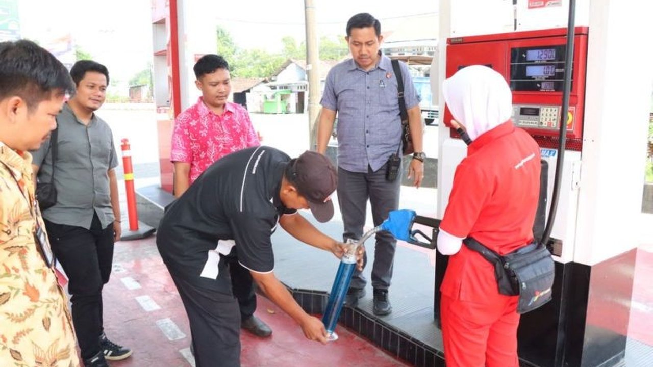 Polres Kudus bersama Pemkab Kudus dan Pertamina cek stok BBM di SPBU Klaling, memastikan ketersediaan dan kualitas BBM aman selama Ramadhan dan Lebaran 2025.