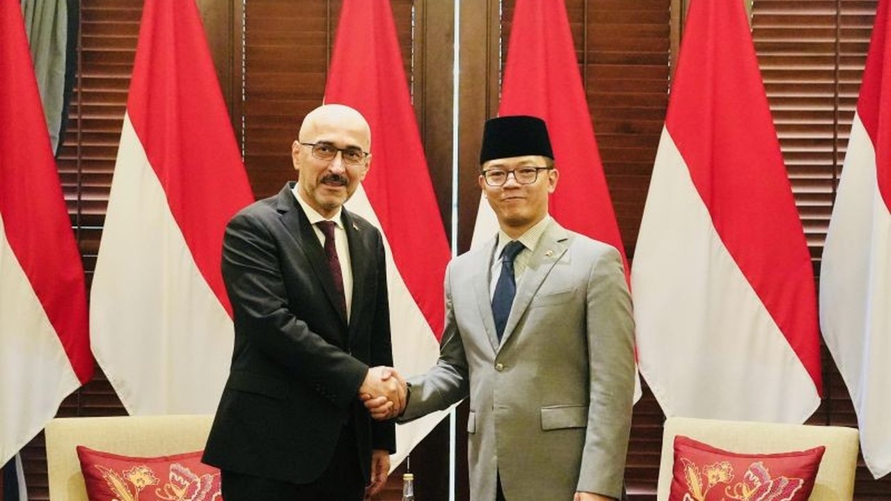 Menlu RI dan Dubes Tajikistan bahas peningkatan kerja sama ekonomi bilateral, khususnya investasi Tajikistan di sektor hilirisasi industri mineral Indonesia.