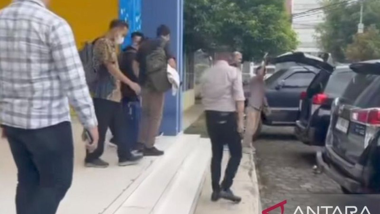 Polres Musi Banyuasin mengamankan jalannya penggeledahan kantor Dinas PUPR Muba oleh KPK terkait dugaan korupsi proyek peningkatan jalan APBD 2018, dengan barang bukti elektronik berhasil disita.