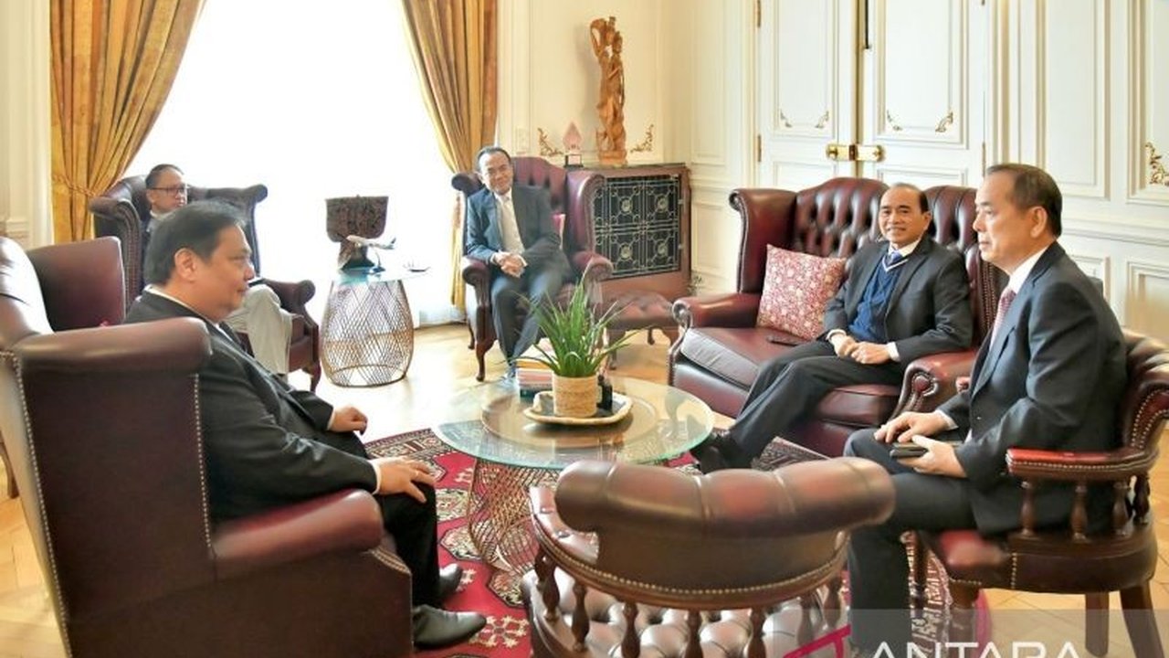 Menteri Koordinator Bidang Perekonomian Airlangga Hartarto melakukan kunjungan kerja ke Paris untuk mempercepat proses aksesi Indonesia ke OECD, termasuk penyampaian Initial Memorandum pada Juni 2025.