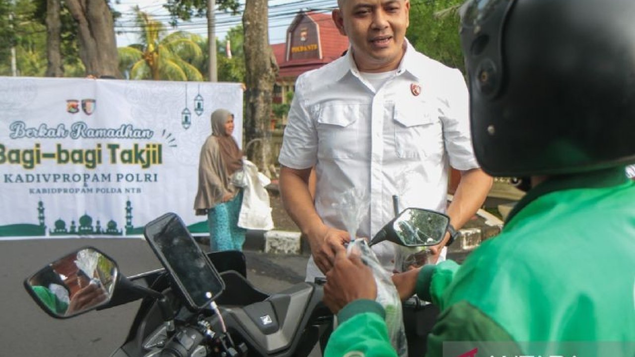 Bidang Profesi dan Pengamanan (Propam) Polda NTB menggelar bagi takjil gratis selama Ramadhan 1446 H, sebagai bentuk program Divisi Propam Polri untuk mempererat hubungan dengan masyarakat.