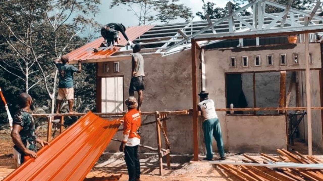 Satgas TMMD Kodim 1708 Biak melaporkan progres pembangunan 10 rumah warga di Kampung Kbusdori telah mencapai 80 persen, meskipun dilaksanakan di bulan Ramadhan.