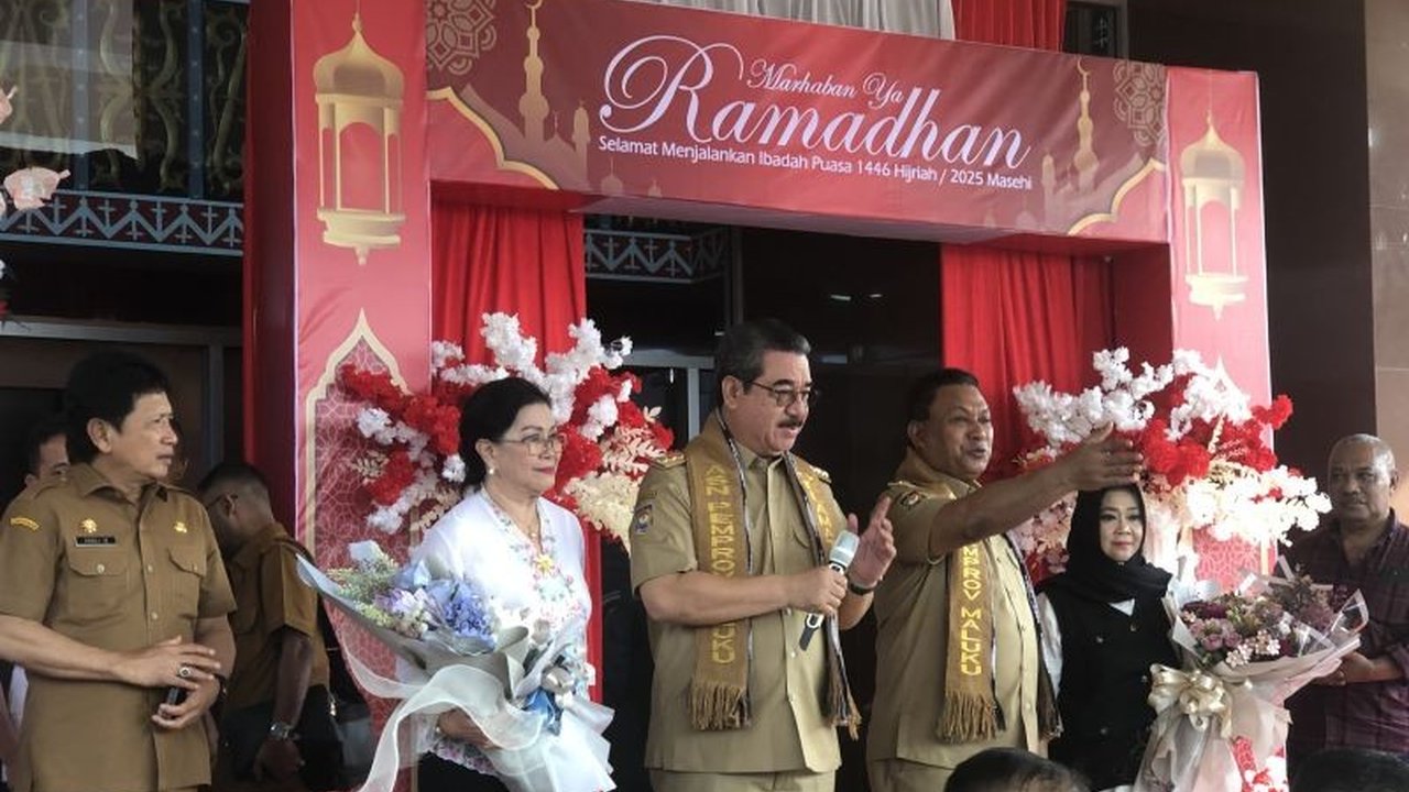 Warga Maluku menyambut hangat kedatangan Gubernur Hendrik Lewerissa dan Wagub Abdullah Vanath dengan tarian adat dan tradisi, menandai awal kepemimpinan mereka dalam mewujudkan visi 'Transformasi Maluku'.