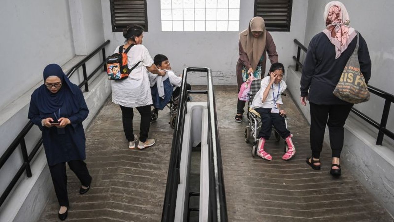 Sebanyak 720 alat bantu fisik untuk difabel di Jakarta Barat akan segera didistribusikan pada Maret 2025 dengan anggaran Rp1,1 miliar, meliputi kursi roda dan alat bantu dengar.