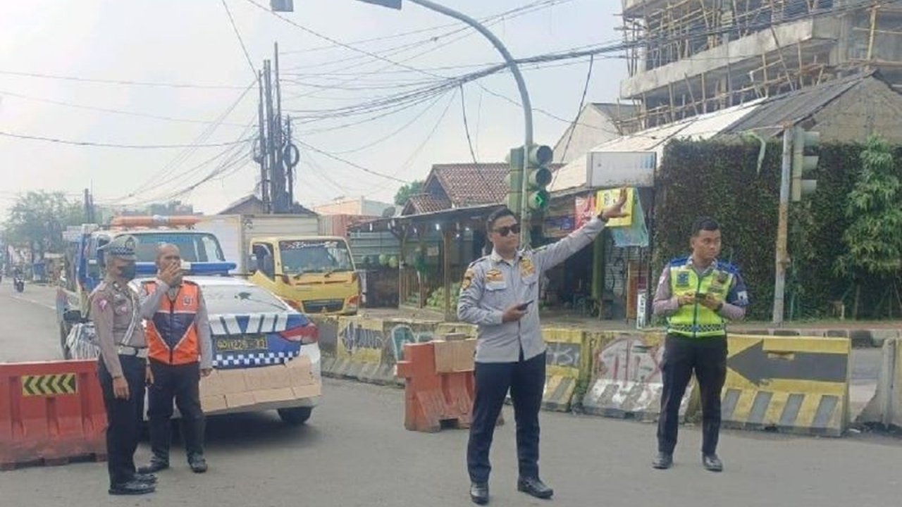 Dishub Kota Tangerang mengarahkan warga ke jalur alternatif akibat banjir yang melanda sejumlah ruas jalan di wilayah timur Kota Tangerang setelah hujan deras mengguyur kota tersebut sejak Senin malam.