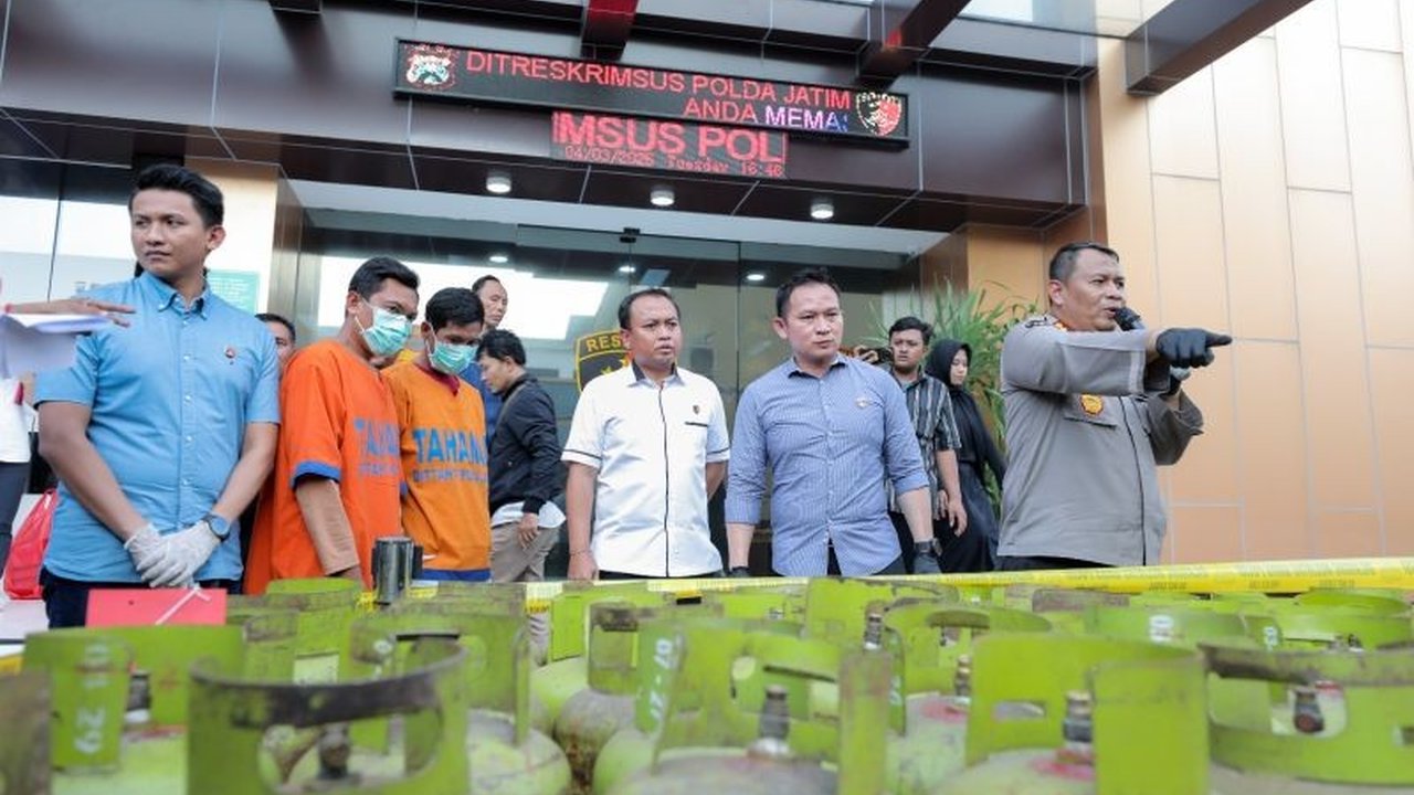 Polda Jatim mengungkap praktik pengoplosan LPG 3 kg ke tabung 12 kg dan 50 kg di Jombang, empat pelaku diamankan dan terancam hukuman 6 tahun penjara serta denda Rp6 miliar.