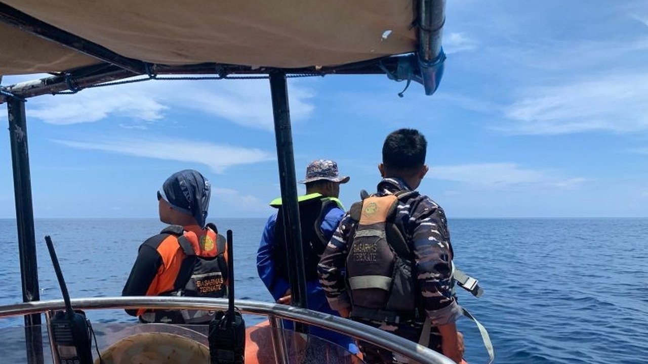 Operasi pencarian dan penyelamatan tiga korban longboat yang tenggelam di perairan Maluku Utara masih terus dilakukan setelah empat korban lainnya berhasil diselamatkan.