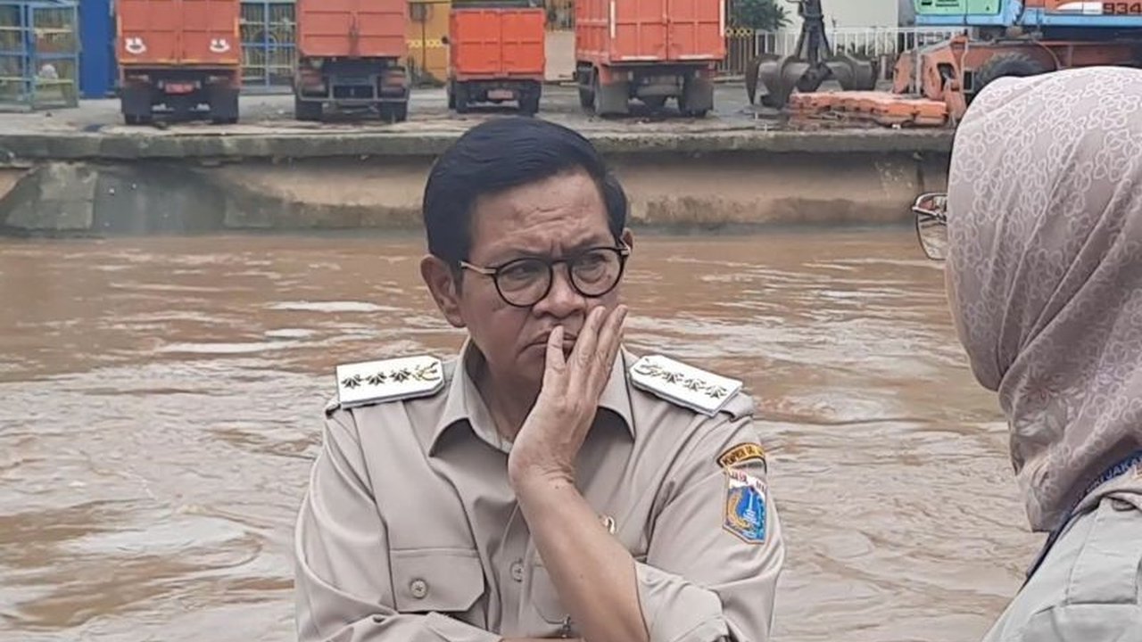 Gubernur Jakarta, Pramono Anung, menginstruksikan pembukaan Pintu Air Manggarai dan sejumlah pintu air lainnya untuk mencegah meluasnya banjir di Jakarta akibat tingginya intensitas hujan.