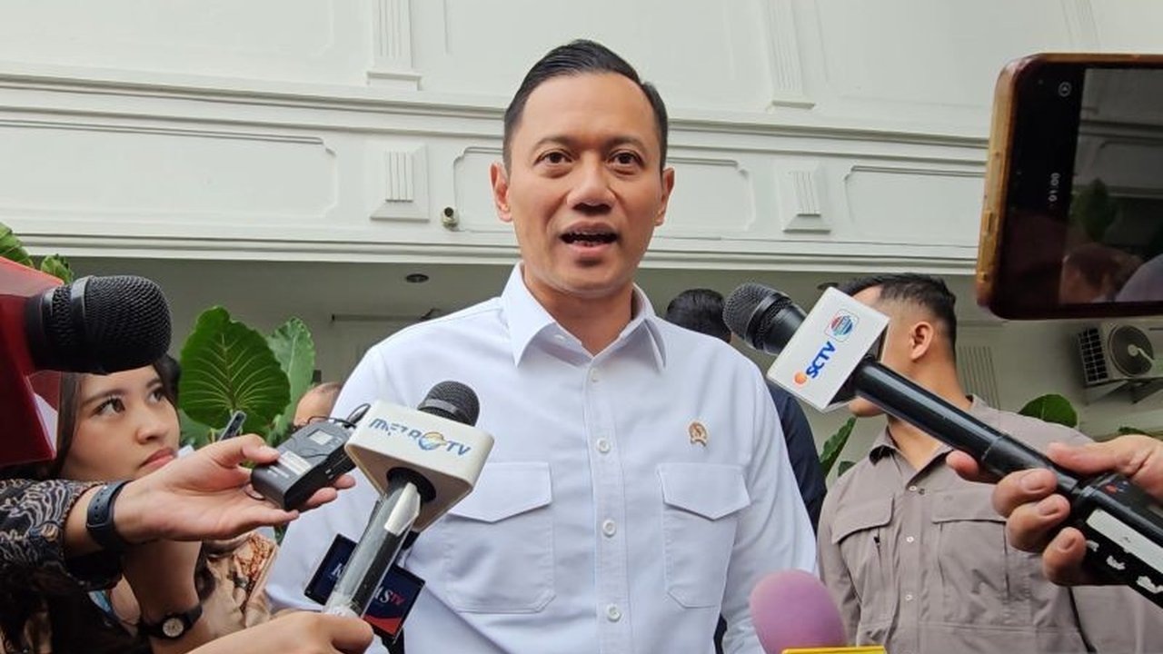 Menko Infrastruktur Agus Harimurti Yudhoyono (AHY) kerahkan alat Kementerian PUPR untuk mitigasi dampak banjir di Jabodetabek pasca hujan ekstrem yang mengakibatkan banjir bandang.