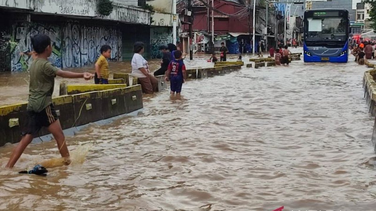 Banjir setinggi 40-50 cm di Jalan Jatinegara Barat, Jakarta Timur akibat luapan Kali Ciliwung membuat Sudin Gulkarmat Jaktim kerahkan 5 unit damkar untuk penyedotan air.