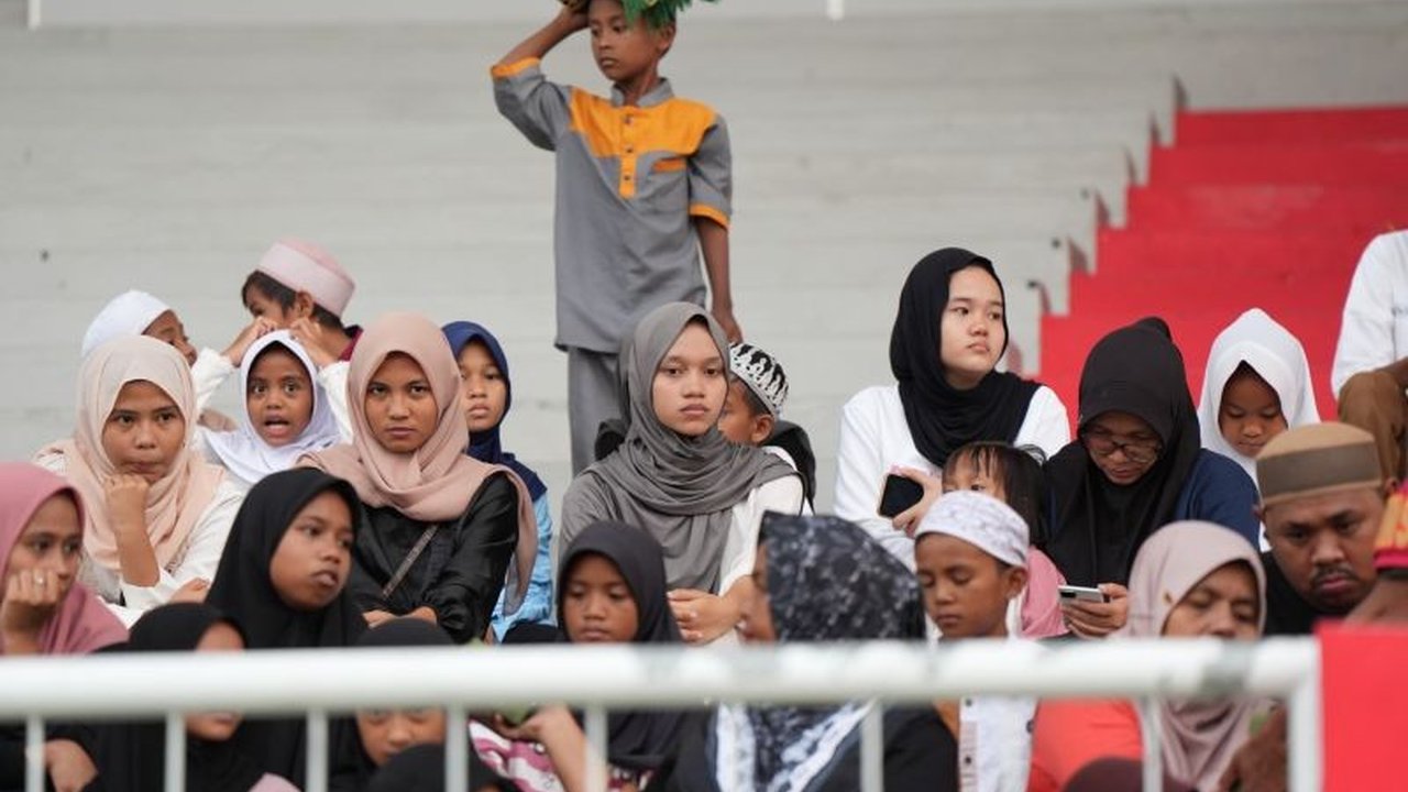 Klub sepak bola Malut United berbagi kebahagiaan dengan ratusan anak yatim piatu di Ternate, Maluku Utara, melalui acara buka puasa bersama dan menyaksikan latihan tim.