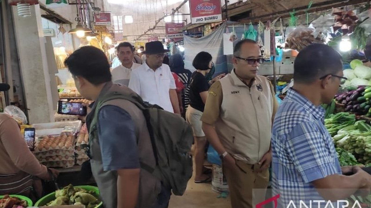 Pemkot Batam berupaya stabilisasi harga santan yang melonjak hingga Rp46.000/kg selama Ramadhan dengan menjalin kerja sama antar daerah untuk memenuhi kebutuhan bahan baku kelapa.