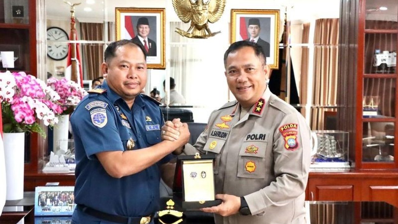 Polda Kepri dan KSOP Batam jalin kerja sama erat untuk meningkatkan keamanan maritim di perairan Kepulauan Riau, menanggulangi potensi ancaman dan kejahatan.