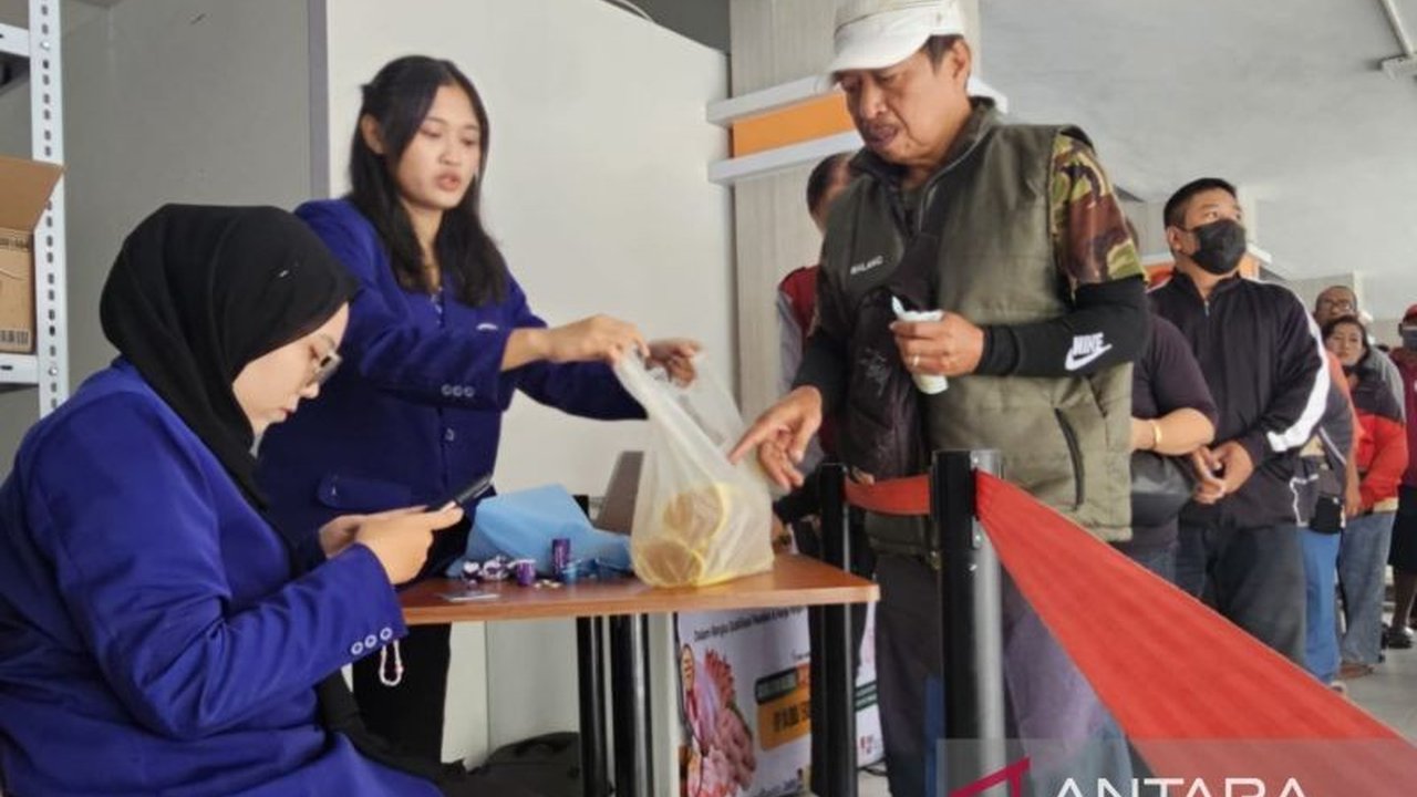 Pemkot Malang mengusulkan agar PT Pos Indonesia memindahkan Operasi Pasar Pangan Murah ke pasar tradisional selama Ramadhan untuk menekan harga bahan pokok dan membantu pedagang.