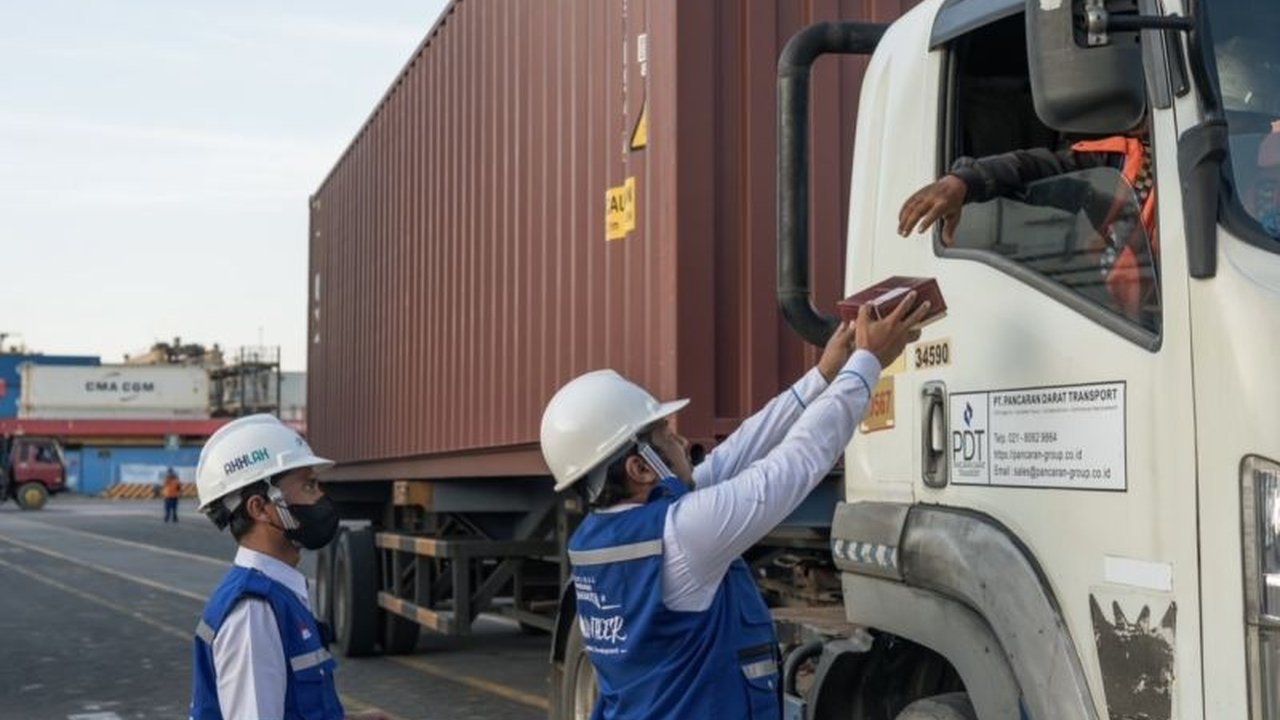 Direktur Utama PT Terminal Petikemas Surabaya (TPS) menekankan peran krusial sopir truk eksternal dalam kelancaran distribusi logistik di pelabuhan, ditunjang program TJSL berbagi takjil selama Ramadhan.