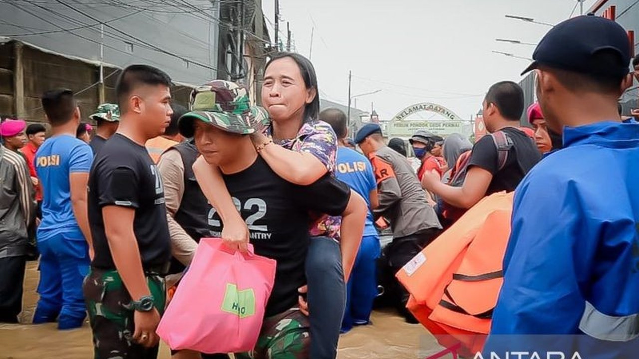 Yonif 202/Tajimalela TNI AD mengevakuasi korban banjir di Bekasi, mendirikan dapur lapangan, dan memprioritaskan kelompok rentan.