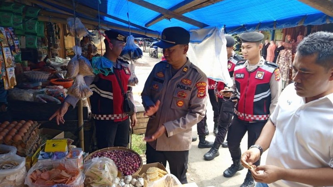 Kepolisian Resor Pesisir Barat gencar memantau ketersediaan dan stabilitas harga sembako di pasar tradisional menjelang Ramadhan untuk mencegah kelangkaan dan gangguan keamanan.