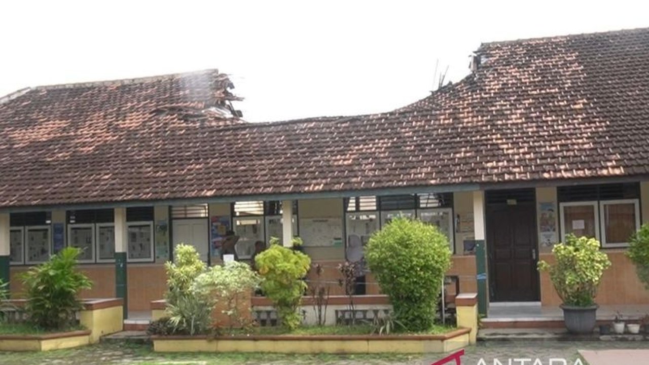 Ruang kelas SD Negeri 2 Purwosari, Kudus ambrol pada Februari 2025, perbaikan diusulkan melalui APBD Perubahan 2025 setelah sebelumnya sempat diperbaiki pada Februari 2020.