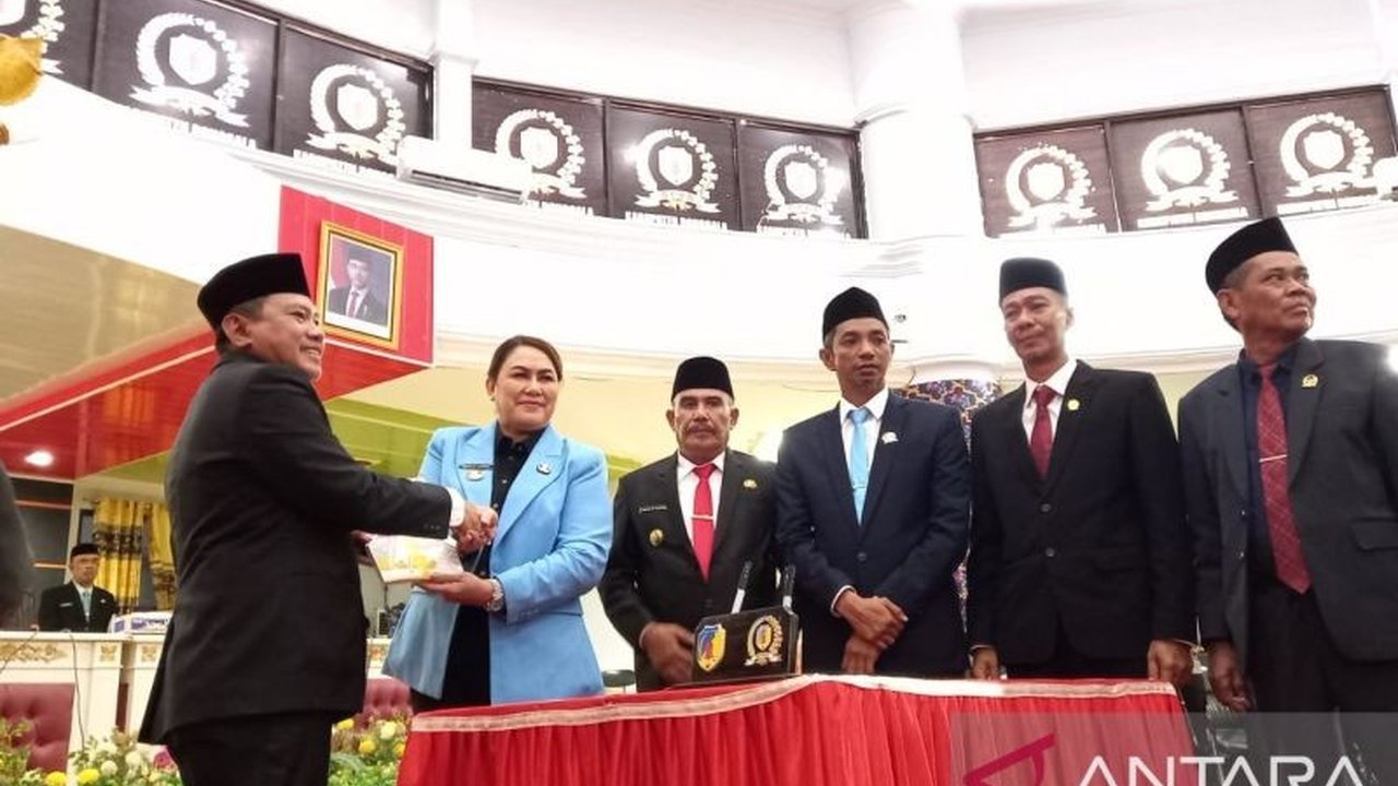 Bupati Donggala, Vera Elena Laruni, berkomitmen meningkatkan Pendapatan Asli Daerah (PAD) dan pertumbuhan ekonomi Donggala melalui optimalisasi sumber daya lokal, pengembangan ekonomi digital, dan penguatan budaya.