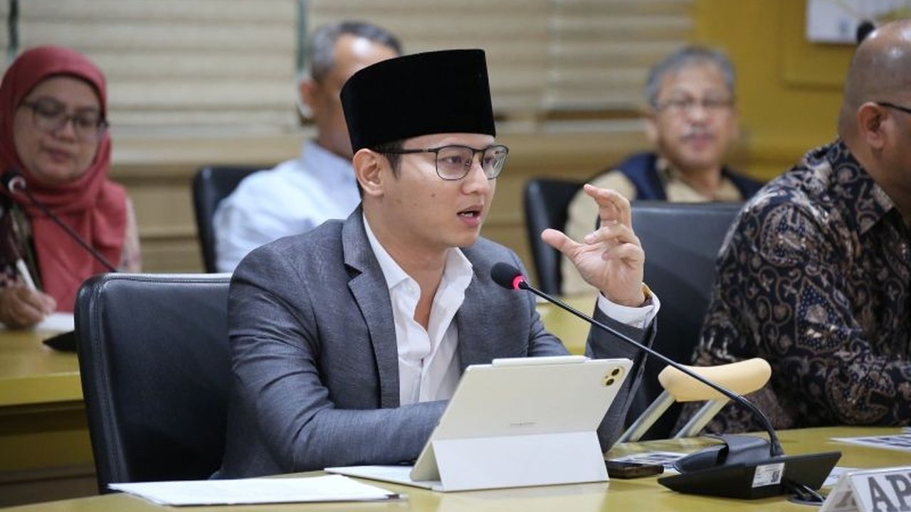 Asosiasi Kepala Daerah Seluruh Indonesia (APKASI) menyoroti aturan pusat yang membatasi kewenangan pemerintah daerah, dinilai menghambat efektivitas pemerintahan dan pembangunan di daerah.