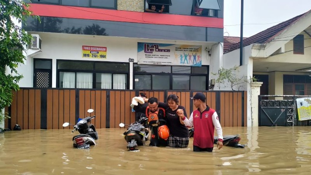 Kementerian Sosial menyalurkan bantuan senilai total Rp1,6 Miliar untuk para korban banjir di Jabodetabek, meliputi makanan instan, selimut, dan perlengkapan lainnya.