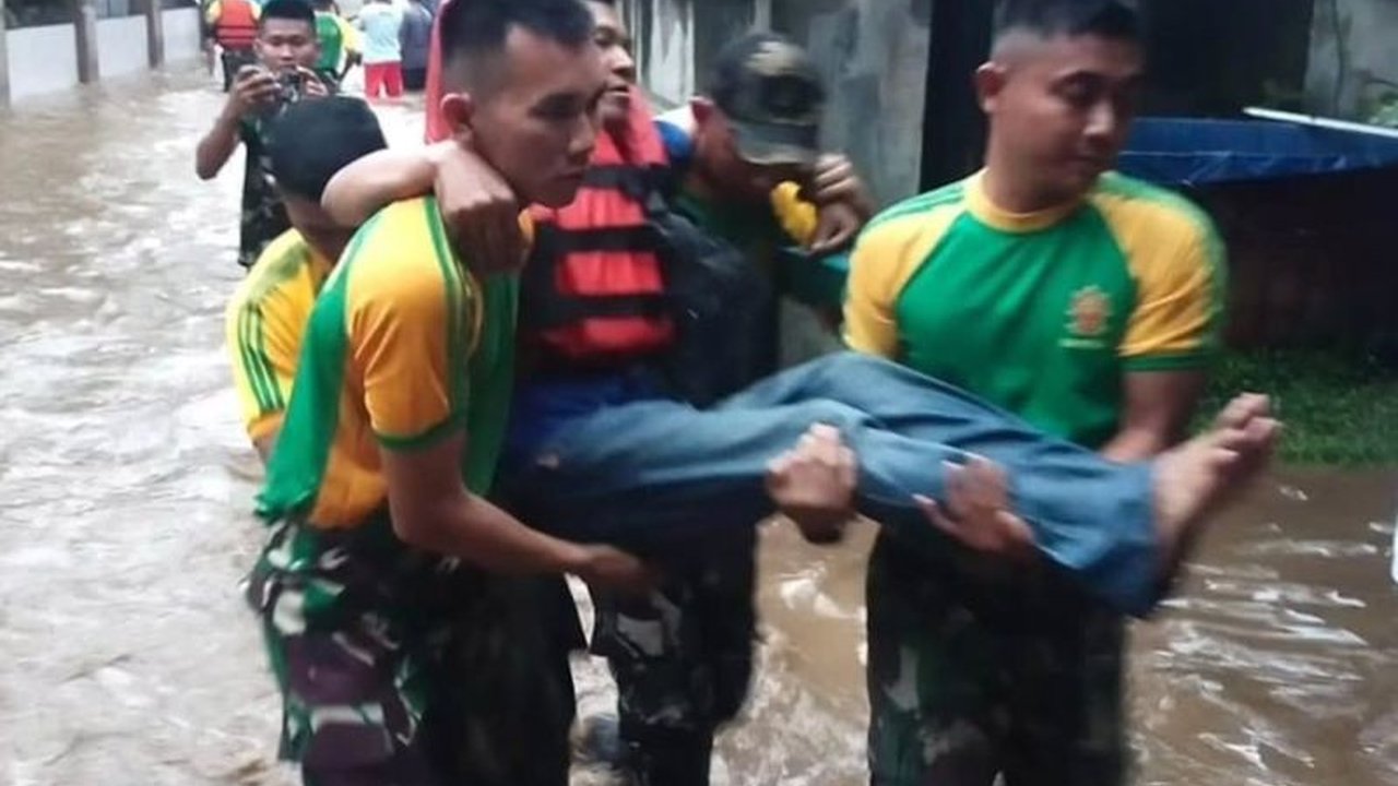 Kostrad Kerahkan Pasukan Evakuasi Banjir Jabodetabek, Warga Depok Selamat