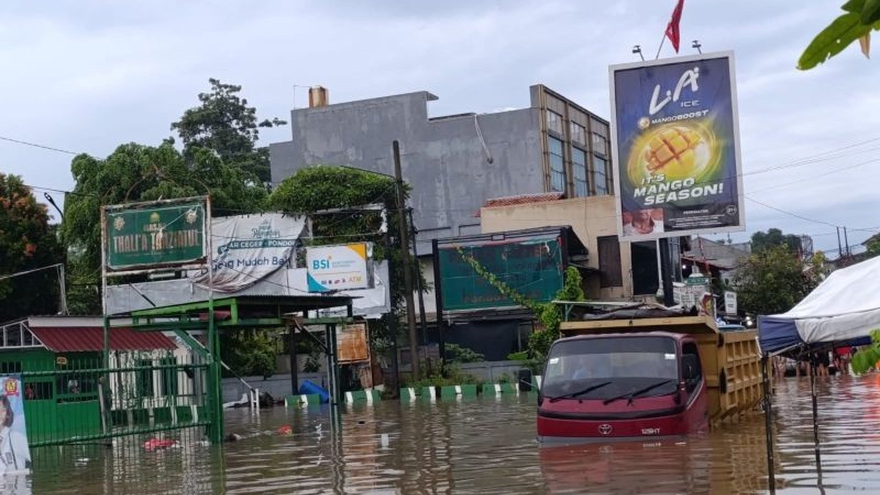 Banjir di Tangerang Selatan menyebabkan Jalan Raya Ceger terputus dan merendam ratusan rumah di beberapa perumahan, mengakibatkan ratusan kepala keluarga terdampak.