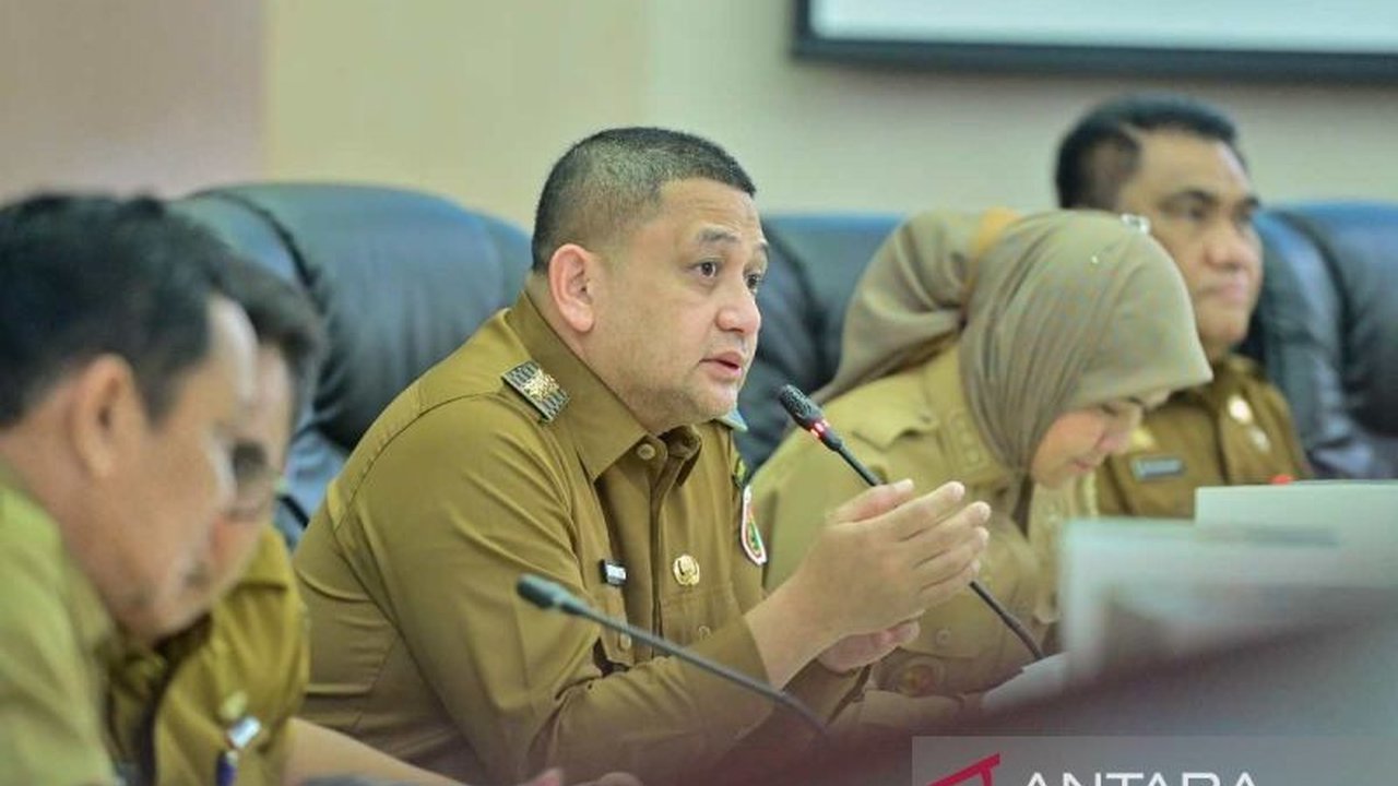Wali Kota Makassar, Munafri Arifuddin, memimpin rapat koordinasi perdana untuk membahas program kerja prioritas 100 hari ke depan, menekankan sinergi antar-OPD dan efisiensi anggaran.