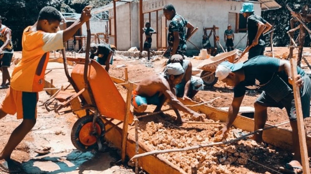 Satgas TMMD ke-123 Kodim 1708 Biak Numfor membangun akses jalan di Kampung Kbusdori, Papua, demi mempermudah akses warga dan mendorong semangat gotong royong dalam pembangunan infrastruktur.