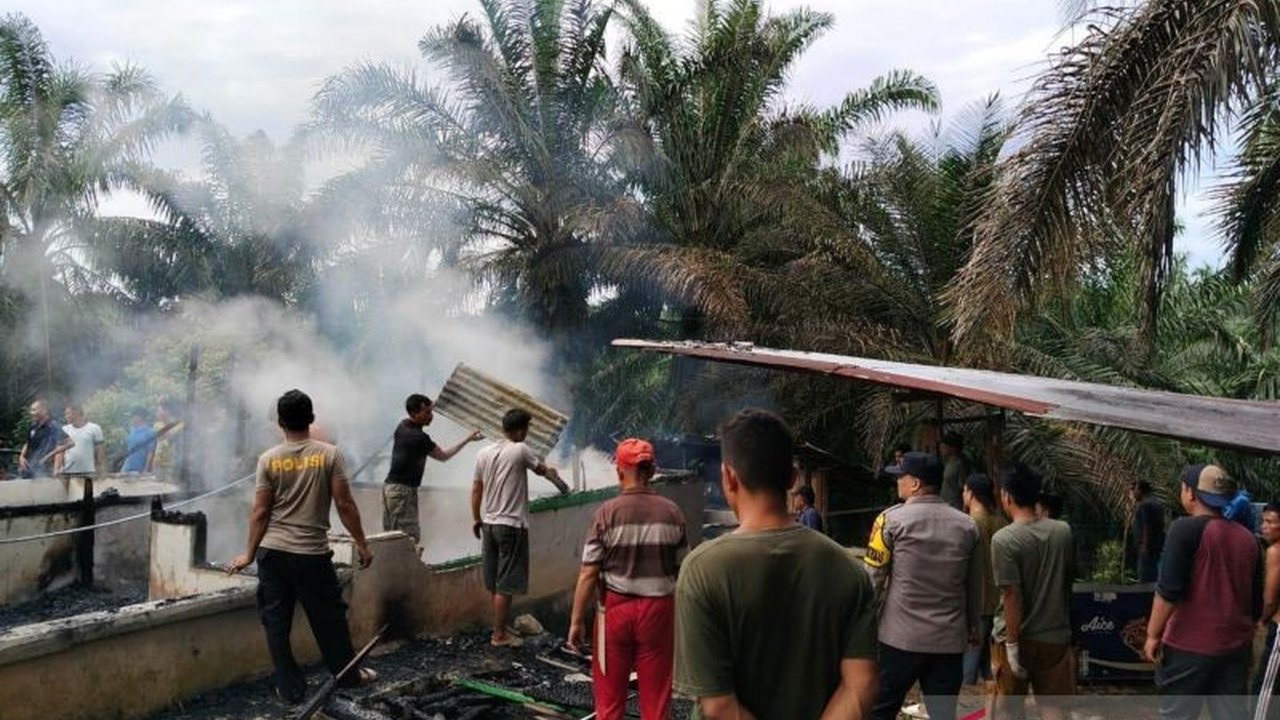 Kebakaran rumah di Desa Tunggang, Mukomuko, Bengkulu, akibat korsleting listrik, berhasil dipadamkan dengan bantuan polisi; kerugian ditaksir Rp150 juta.