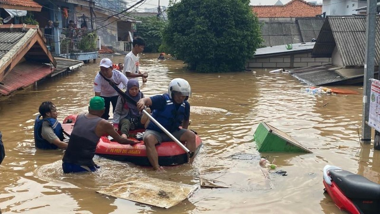 Kelurahan Rawajati, Jakarta Selatan, memastikan ketersediaan makanan sahur dan buka puasa bagi warga yang mengungsi akibat banjir yang merendam empat RW dan 11 RT.