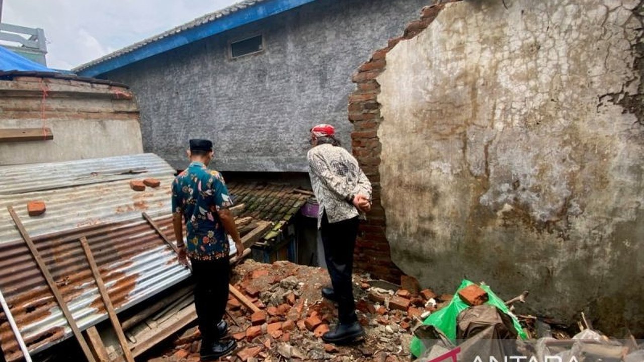 Bupati Temanggung, Agus Setyawan, langsung meninjau dan memberikan bantuan kepada warga Dusun Tempuran yang rumahnya rusak akibat hujan deras dan angin kencang.