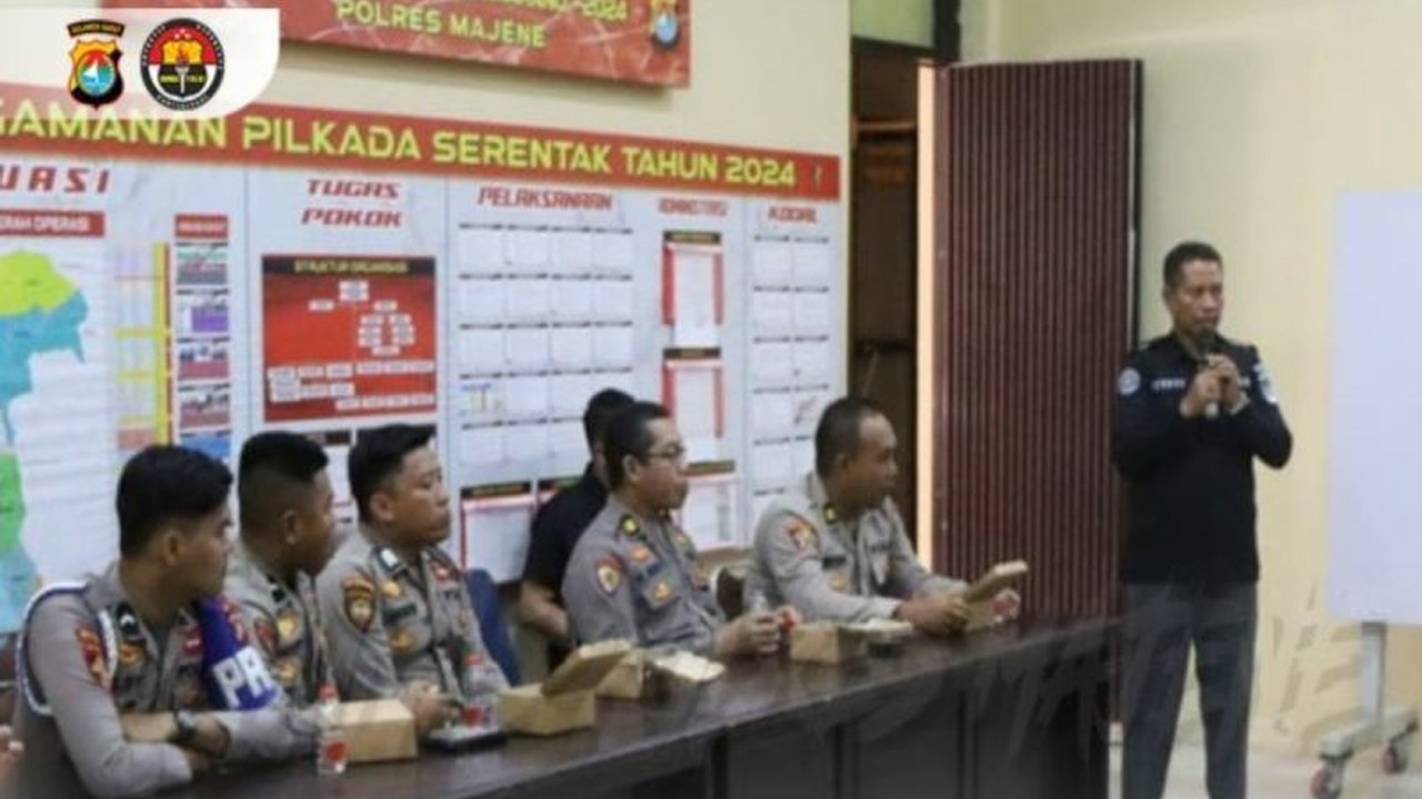 Polres Majene, Sulawesi Barat, menggelar sosialisasi literasi digital kepada personelnya guna menangkal hoaks dan ujaran kebencian di media sosial, menekankan pentingnya verifikasi informasi sebelum disebarluaskan.