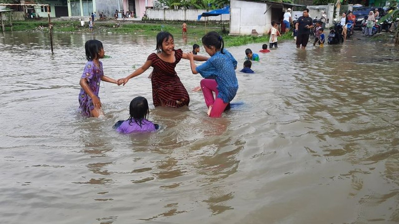 Banjir di Tangerang menyebabkan lebih dari 100 kepala keluarga masih mengungsi, sementara 3000 jiwa lainnya terdampak akibat meluapnya sungai setelah hujan deras.