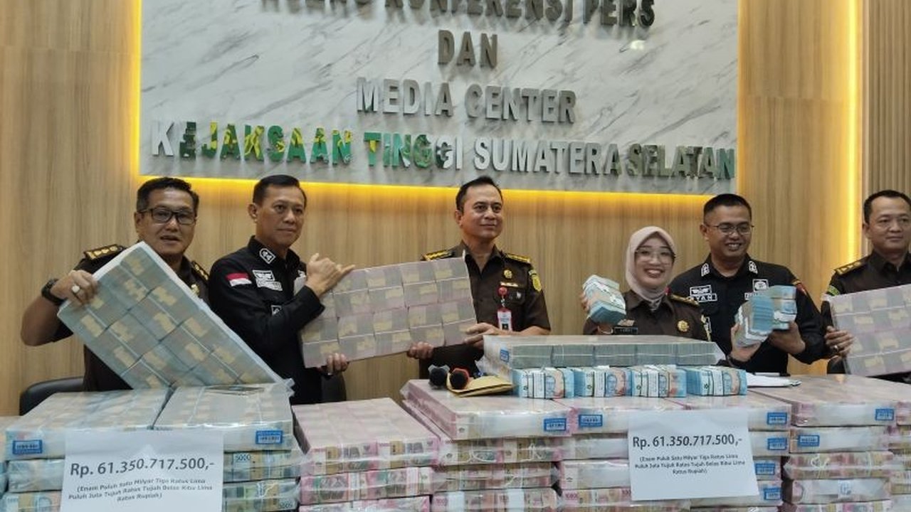 Kejaksaan Tinggi Sumatera Selatan menetapkan lima tersangka korupsi lahan sawit di Musi Rawas, melibatkan bupati periode 2005-2015 dan pejabat lainnya, dengan kerugian negara mencapai Rp61 miliar.