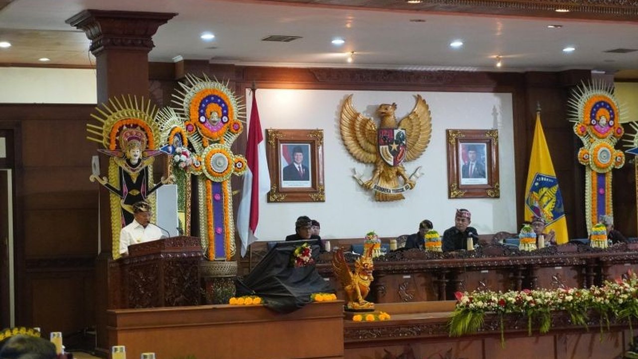 Gubernur Bali Wayan Koster menargetkan pembentukan 15 Perda dan Pergub prioritas untuk melindungi kearifan lokal, pariwisata, dan perekonomian Bali di periode keduanya.