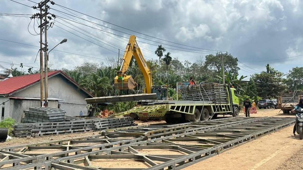 Balai Pelaksana Jalan Nasional (BPJN) Jambi percepat perakitan jembatan bailey darurat di jalan lintas tengah Sumatera yang amblas akibat diterjang banjir, ditargetkan selesai dalam waktu seminggu.