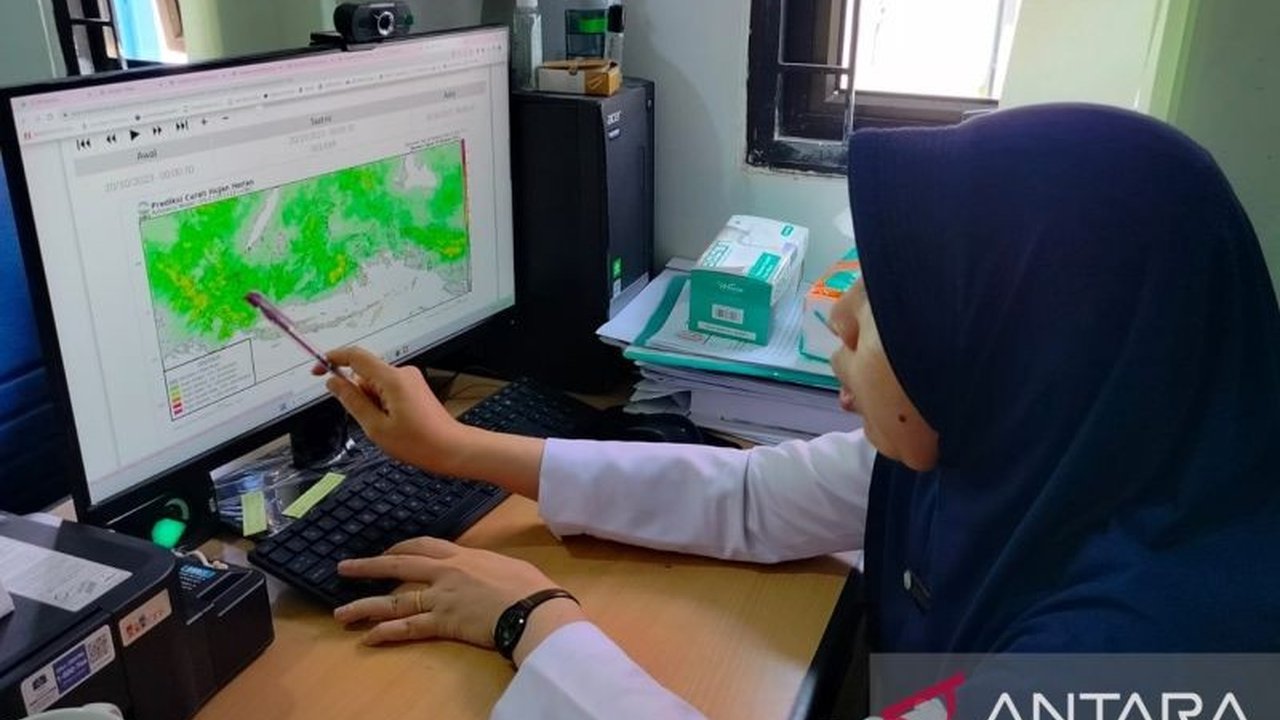 BMKG memprediksi hujan dengan intensitas ringan hingga lebat masih akan melanda wilayah barat Jambi, terutama Kabupaten Bungo dan Tebo, hingga sepekan ke depan; masyarakat diimbau waspada potensi banjir dan longsor.