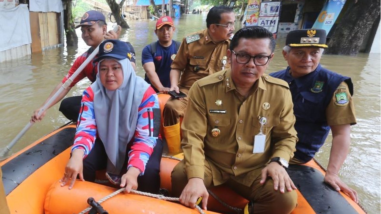 Banjir melanda Kota Tangerang akibat hujan deras, Pemkot kerahkan 23 pompa air dan ratusan personel untuk evakuasi warga di tiga lokasi terdampak.