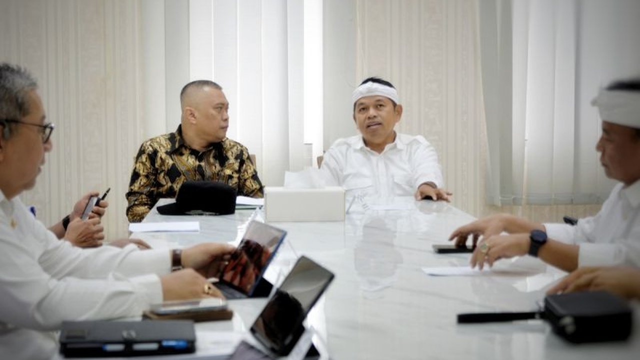 Menhub Dudy Purwagandhi dan Gubernur Jabar Dedi Mulyadi bahas persiapan angkutan Lebaran 2025 untuk antisipasi lonjakan pemudik dan potensi kemacetan di jalur mudik Jawa Barat.