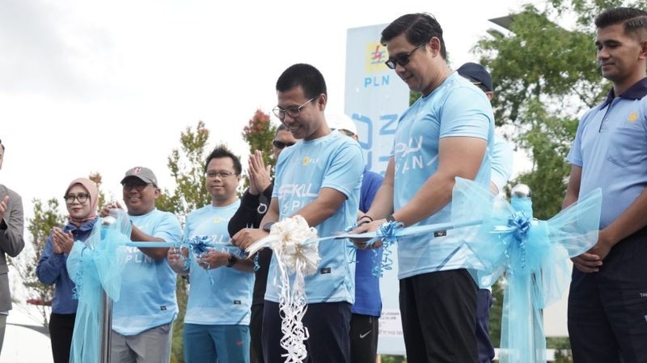 PLN UID Kalselteng dan InJourney meresmikan SPKLU pertama di Bandara Syamsudin Noor, Banjarbaru, Kalimantan Selatan, untuk mendukung transisi energi dan ekosistem kendaraan listrik.