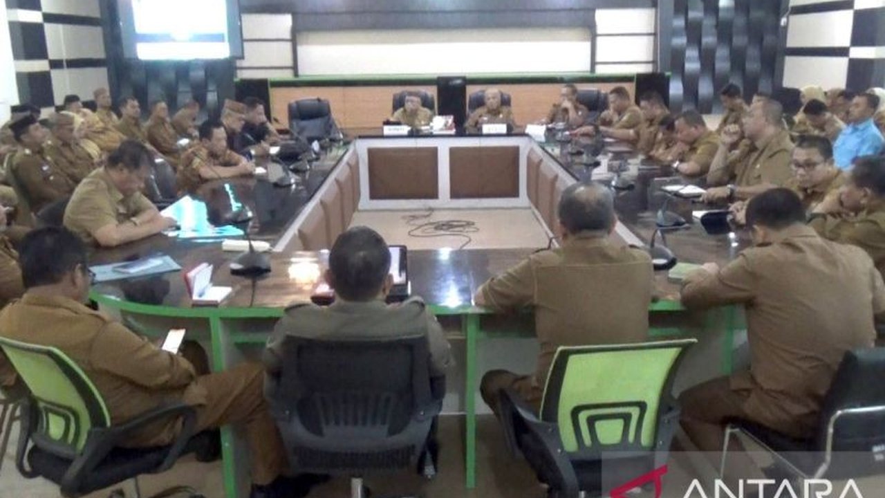 Bupati Gorontalo, Sofyan Puhi, bahas program APBD 2025, fokus pada restorasi pemerintahan, keuangan daerah, dan kebijakan, serta optimalisasi aset seperti Pentadio Resort dan pengelolaan sampah.