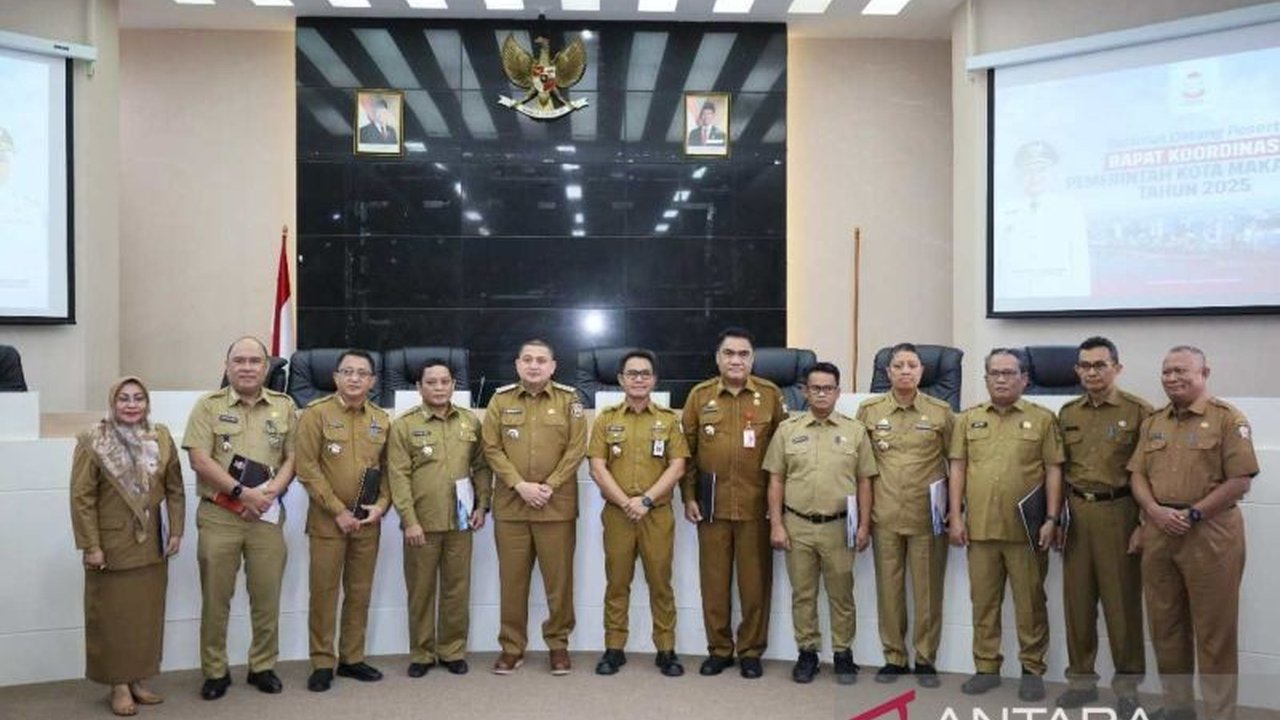 Wali Kota Makassar, Munafri Arifuddin, menunjuk sembilan pejabat pelaksana tugas (Plt) untuk mengisi jabatan organisasi perangkat daerah (OPD) yang kosong, guna memastikan jalannya roda pemerintahan tetap optimal.